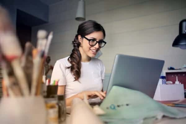 Minimalist habits - woman at laptop digitally decluttering